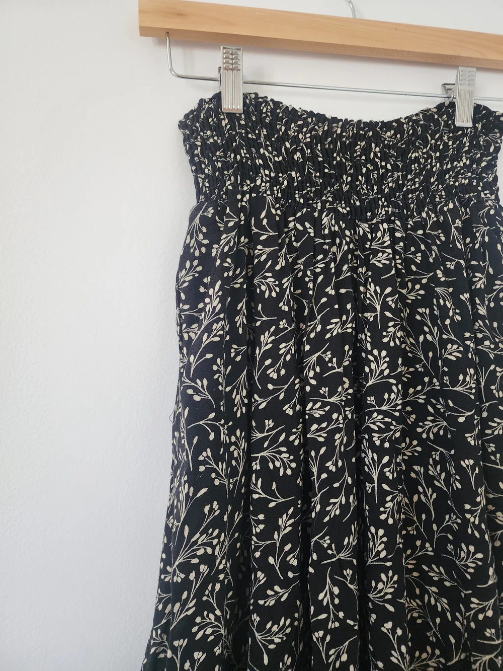 Sozy Mia Midi Smocked Waist Black Floral High-Low Skirt - Like New - S - Picture 2 of 3